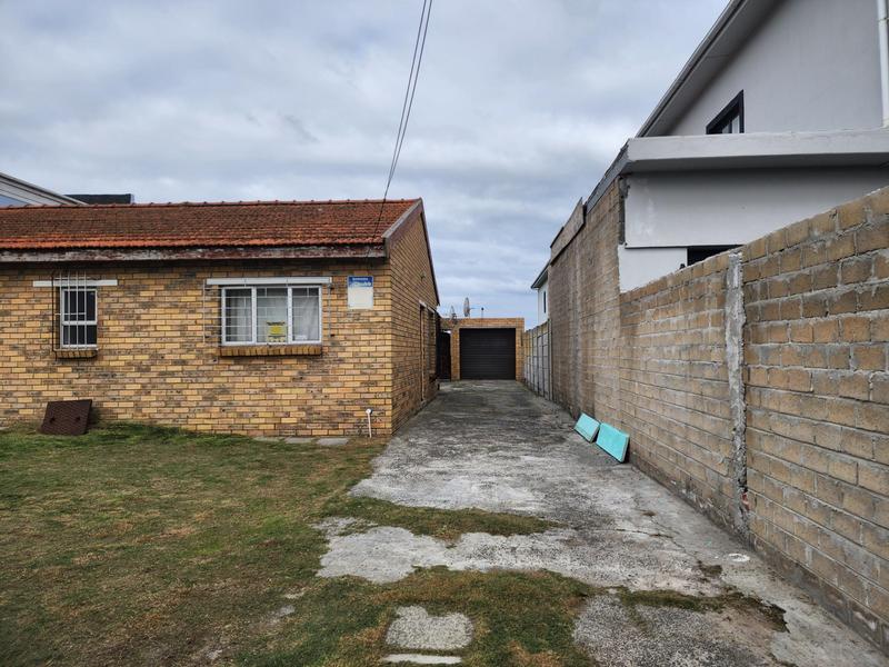 6 Bedroom Property for Sale in Zeekoevlei Western Cape